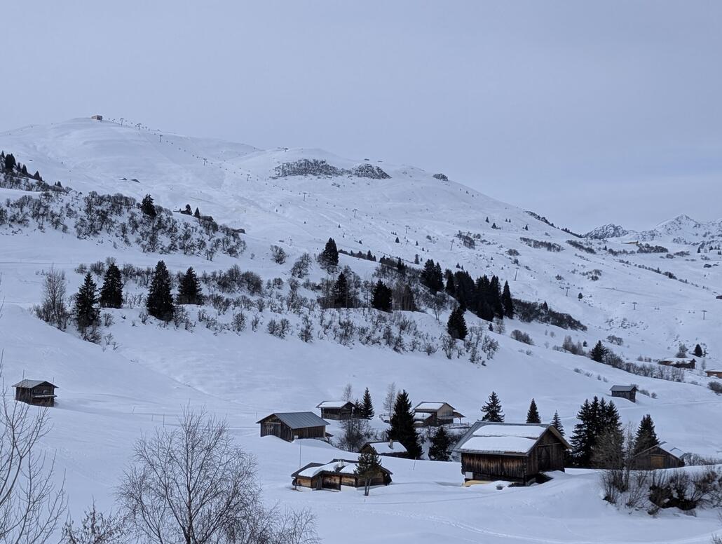Blick zur geschlossenen Hauptbeschäftigungsanlage.