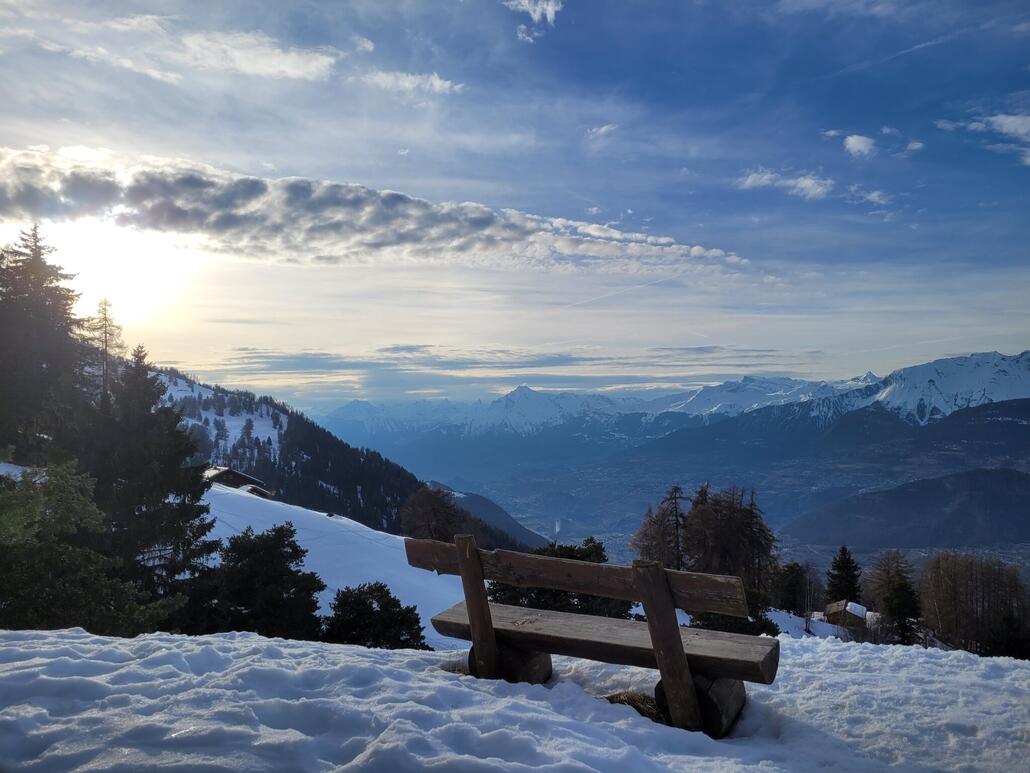 Schickes Bänkchen an der Bisse, die muss ich mir für den Sommer merken