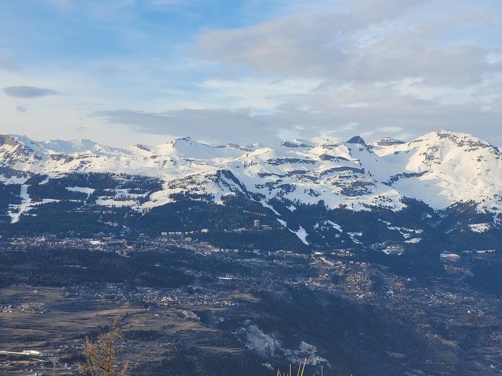 Blick nach Crans Montana zum Weltcuphang