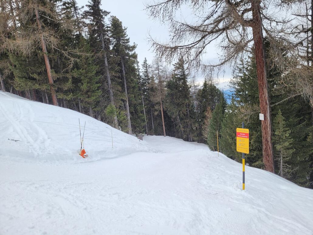 Einfahrt in die Bisse Route, die bin ich bisher nie gefahren. Dank der guten Dokumentation hier konnte ich ein Abschnallen (wegen Verfahrens!) verhindern und fand direkt den Weg zur Piste mit nur einer sehr kurzen Schiebepassage