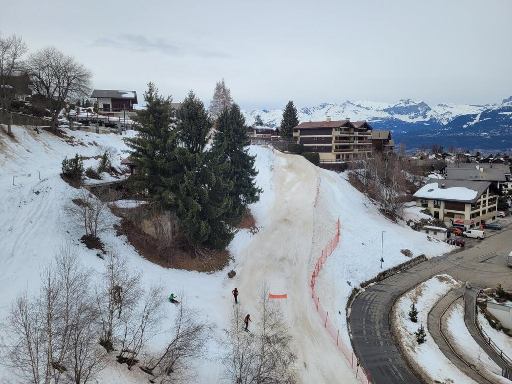 Auch das allerletzte Stück der Talabfahrt recht braun. Lagern die hier eigentlich irgendwo Schnee?