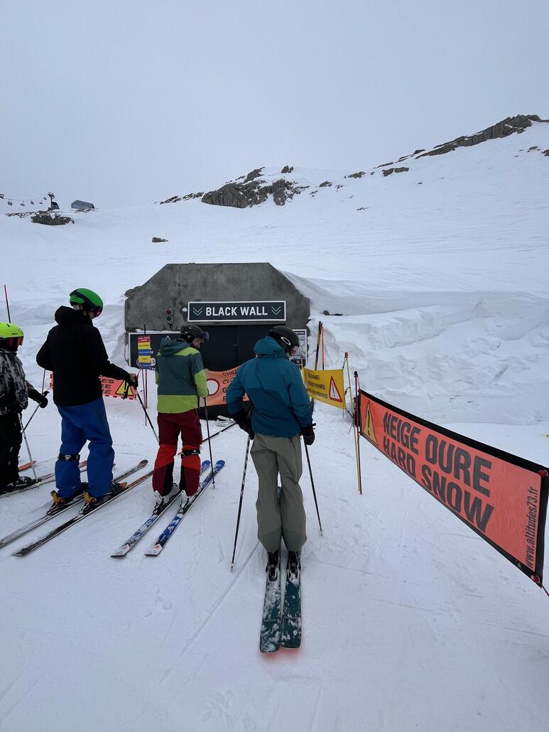 Warten auf die Öffnung des Tunnels, eine Menge Warnzeichen.
