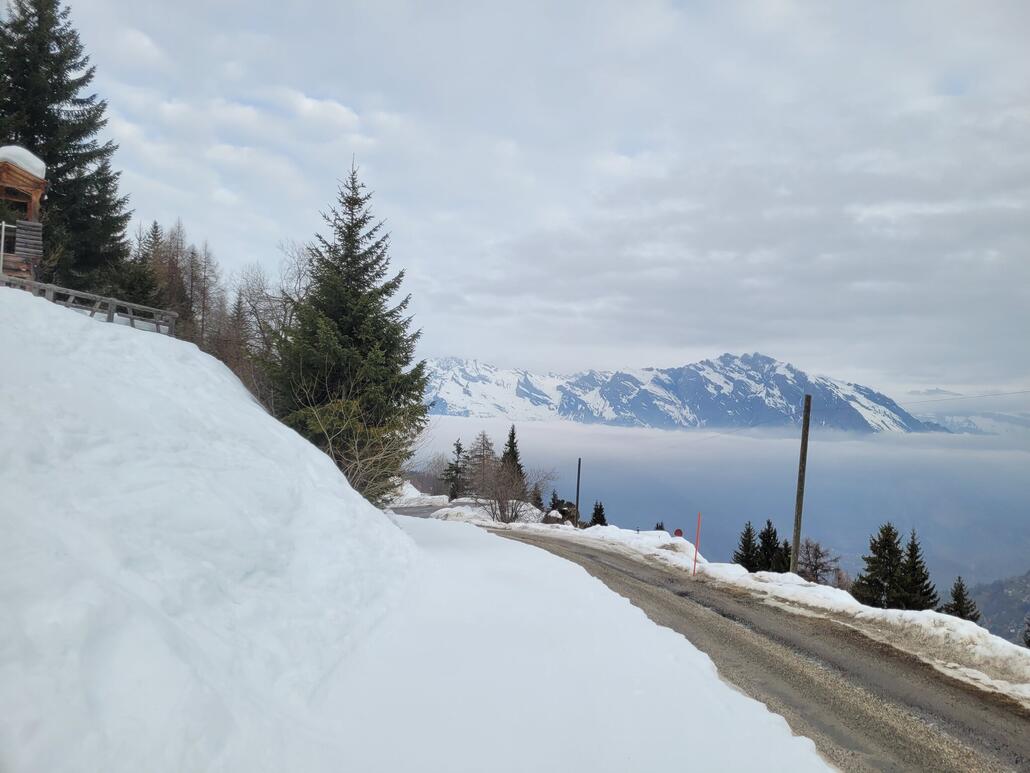 Glücklicherweise über der Wolkendecke. Hier am Weg vom Parkplatz weg