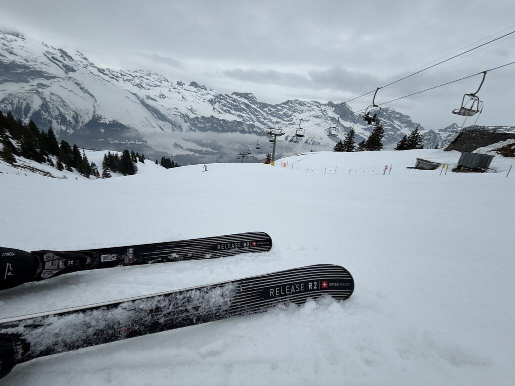 Heute teste ich die aktuelle „Release R2“ Ski von Molitor. Slalom-Racer. Auch die rote Piste an der 3er SB fährt sich Super!