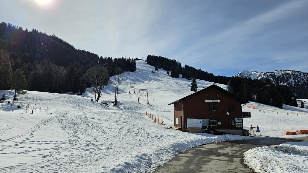 Der Lift ist bei meinem Ankommen nicht in Betrieb und kein Skifahrer weit und breit zu sehen... Als ich dann aber zur Kasse kam, freuten sich die freiwilligen Helfer, dass ein Skifahrer kommt. Sie verkauften mir gleich ein Ticket und nehmen den Lift extra für mich in Betrieb :)