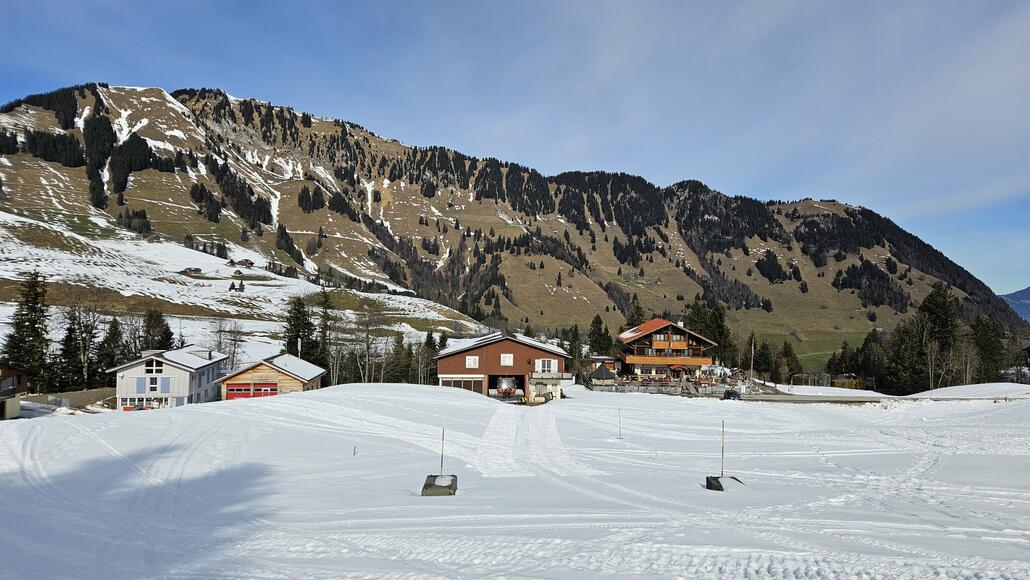 Restaurant und alte Skilifttalstation in der Mitte, welche jetzt als Pistenbullygarage dient