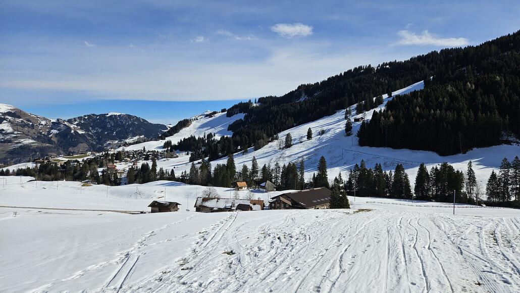 Der Schnee reicht gleich knapp bis zurück zur Talstation