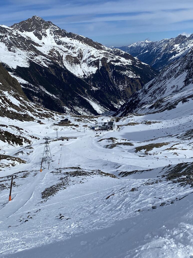 Abseits der Piste liegt wenig Schnee