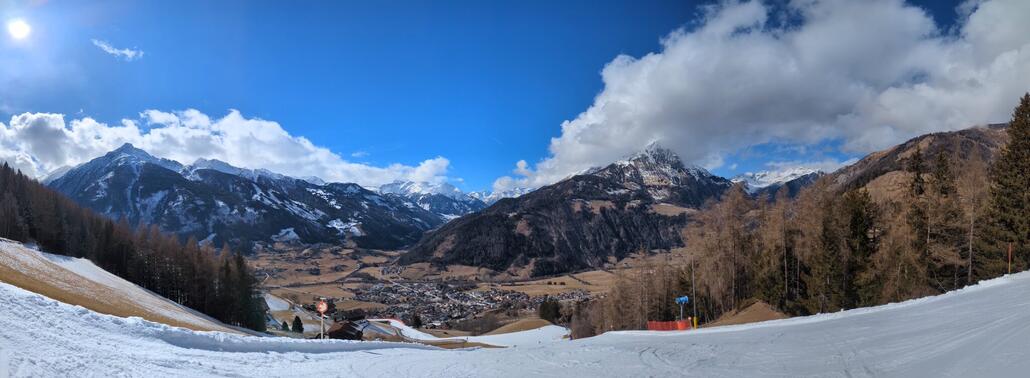 Blick von der Talabfahrt ins diesen Winter fast dauerhaft schneefreie Tal