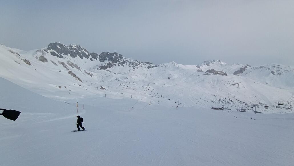Die Sonne kommt schon durch bei der zweiten Abfahrt vom Sattel