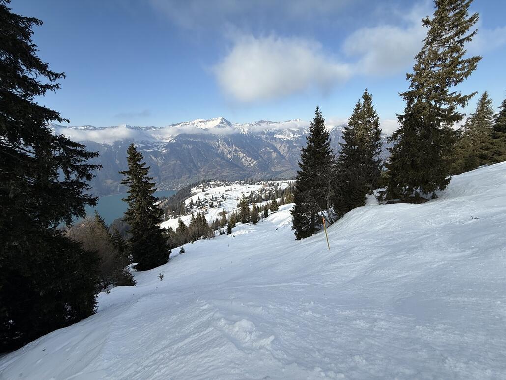 Auch unterhalb geht es teils recht steil und besonders schmal hinunter bis zum oberen Hüttboden-Piste.
