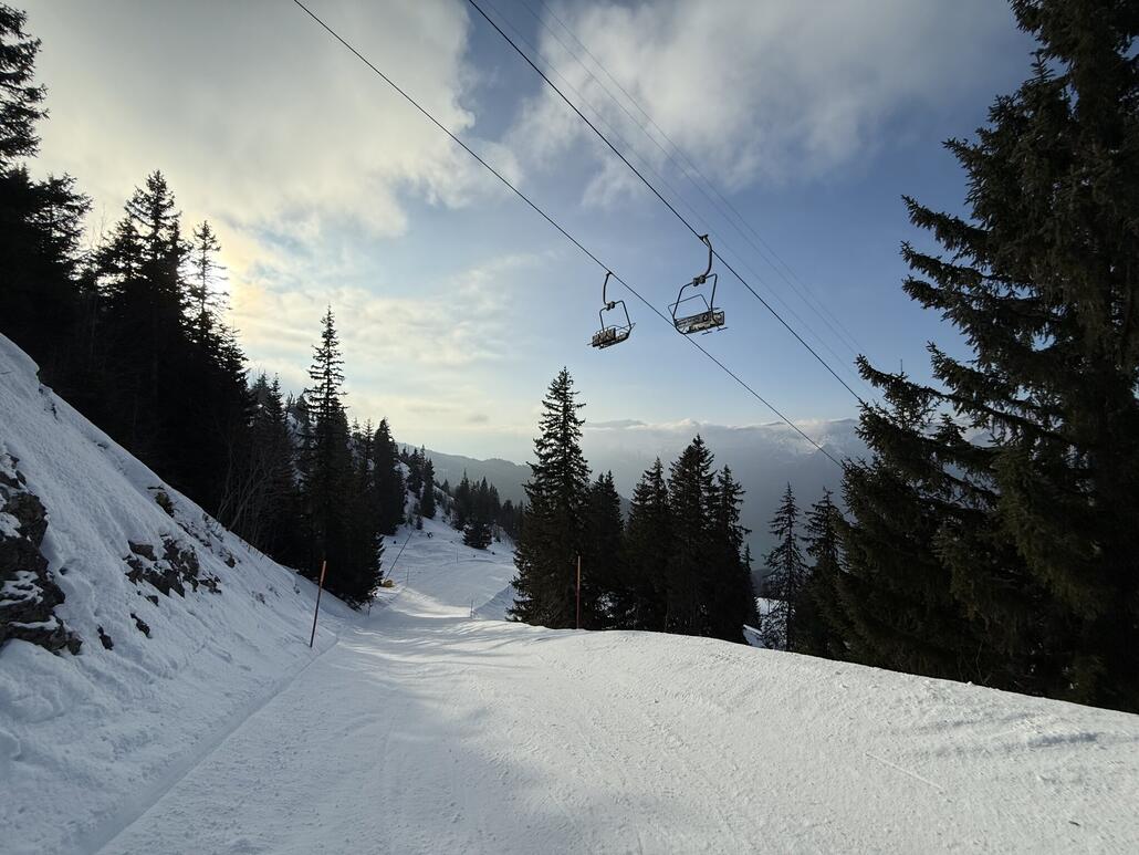 Letzte Abfahrt Stimmung auf der rote „Stern“-Piste.