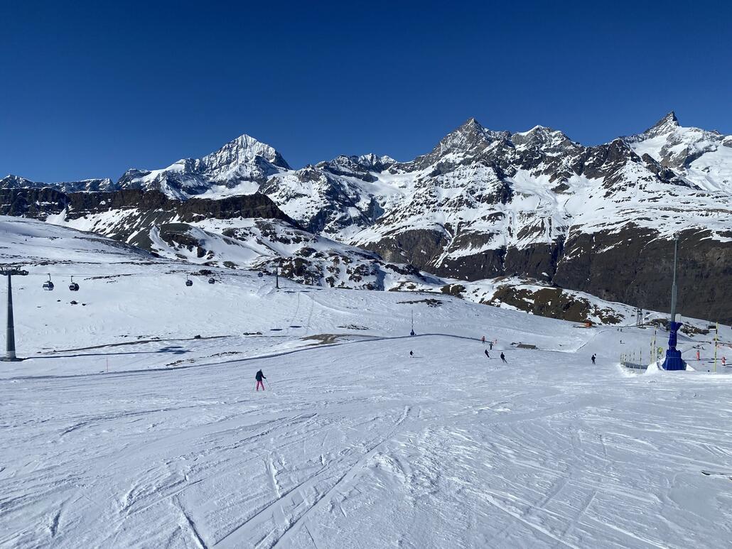 Theodul Express, heutige Berstation Sandiger Boden. Pisten hier sind auch um diese Zeit noch sehr schön.
