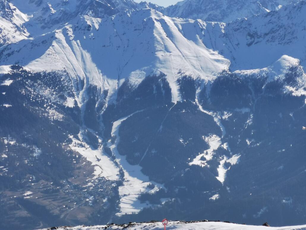 4. Einmal ein Zoom nach Fendels. Der Schlepper oben schaut schon gut aus. Den konnte ich letztes Jahr wegen Wind nur 1mal fahren. Danach stellte er den Betrieb ein.