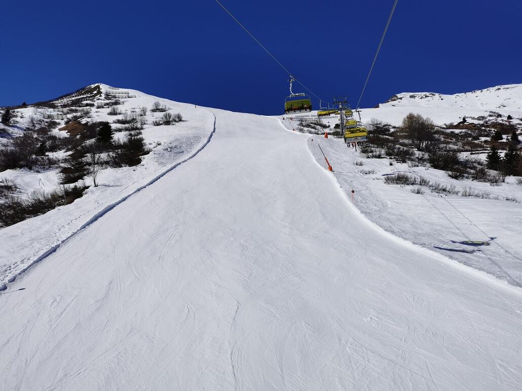 9. Manche Pisten schauen zwar leer aus, aber die Masse wartet am Lifteinstieg.