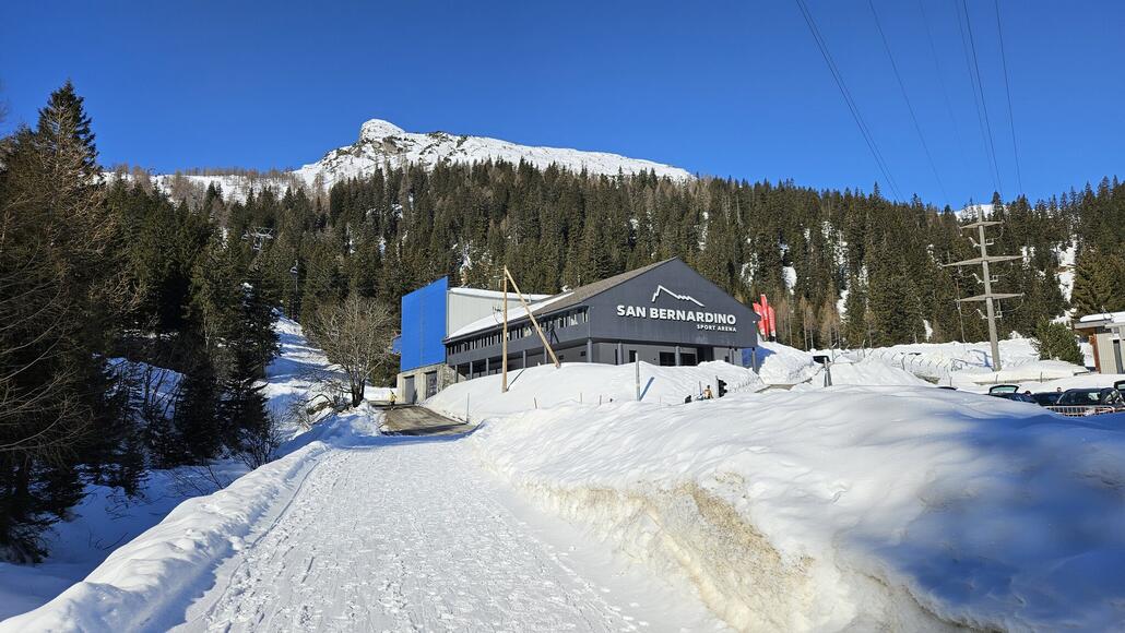 Weg von der Postautohaltestelle
