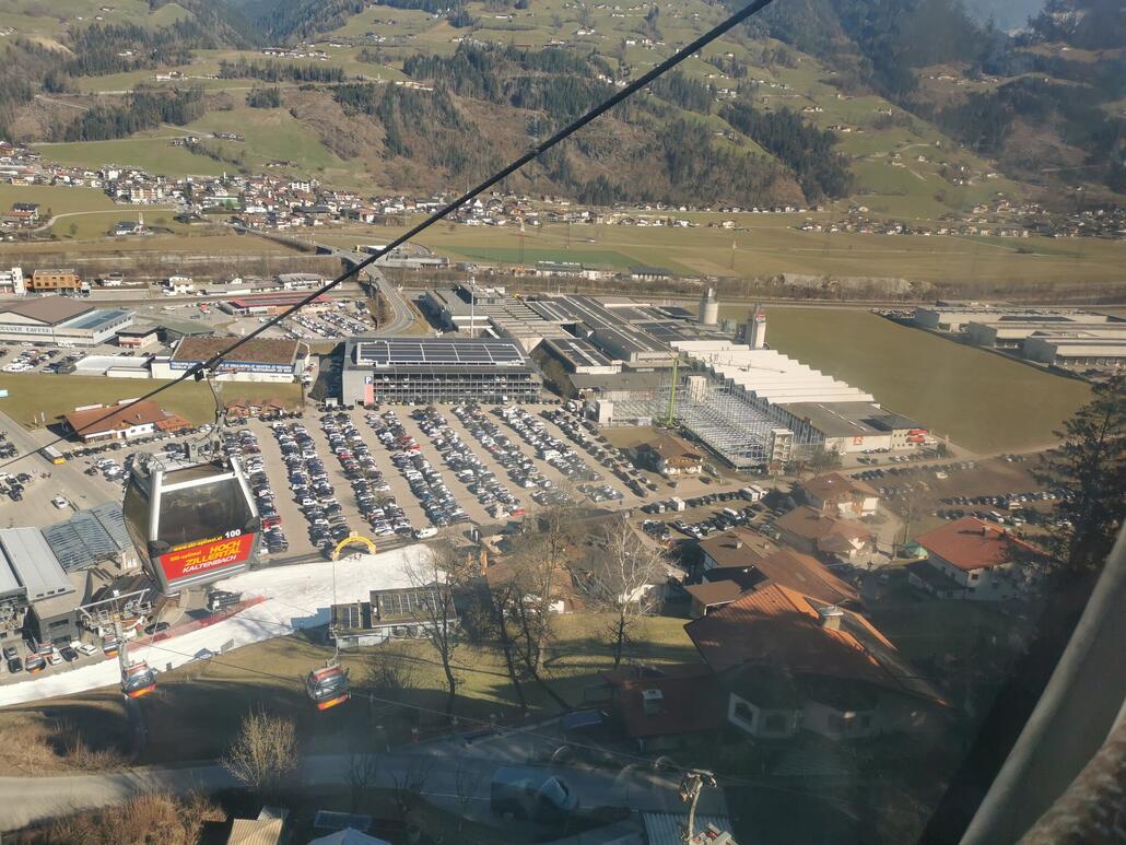 15. Alle Parkplätze komplett voll. Sogar rechts in der Wiese wird geparkt.