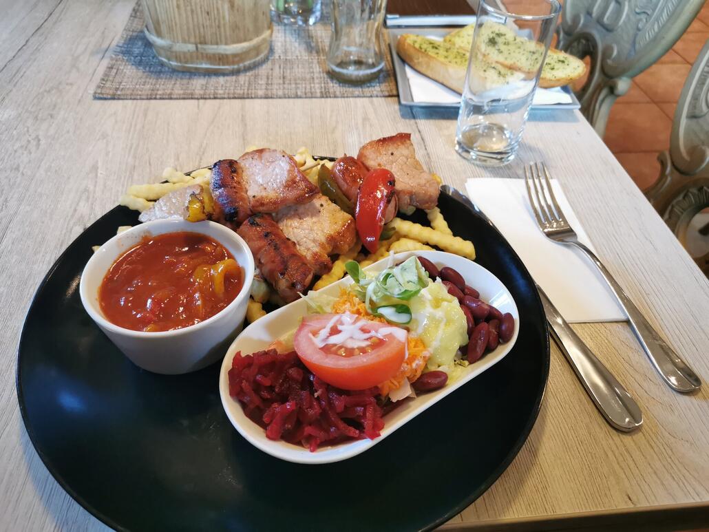 17. Eingekehrt wird natürlich auch. Allerdings erst bei der Grillalm in Strass. Da hab ich bisher immer gut gegessen. Vor allem die großen Portionen bei gutem Preis Leistungs Verhältnis.