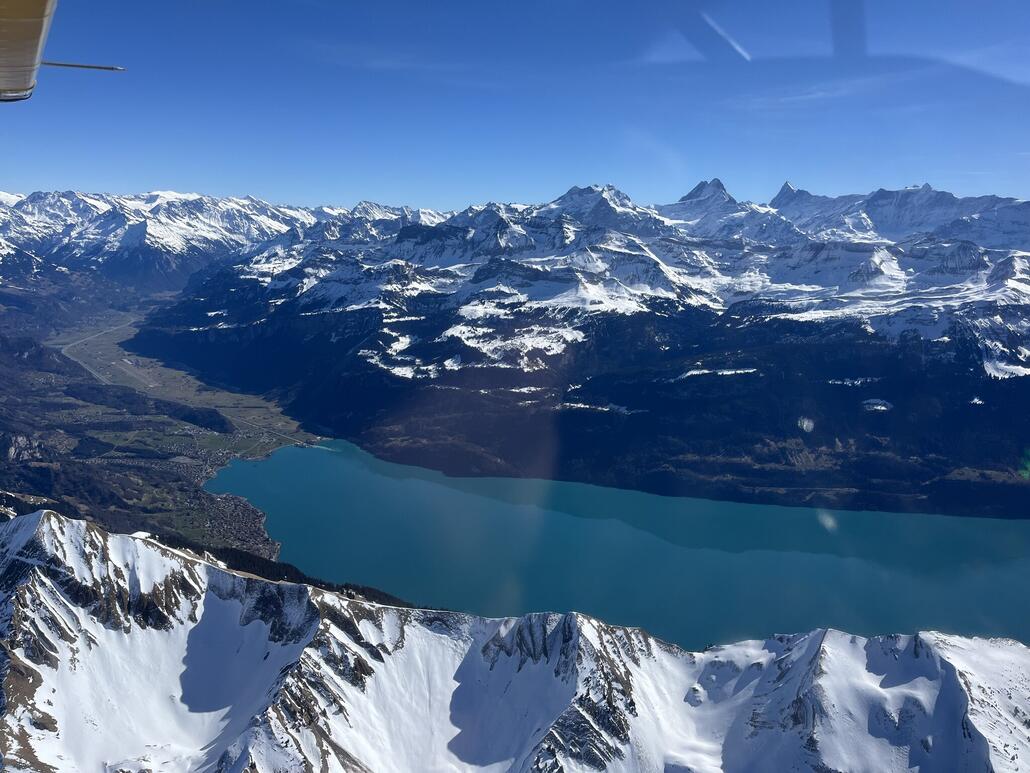 Steigflug am Brienzersee vorbei