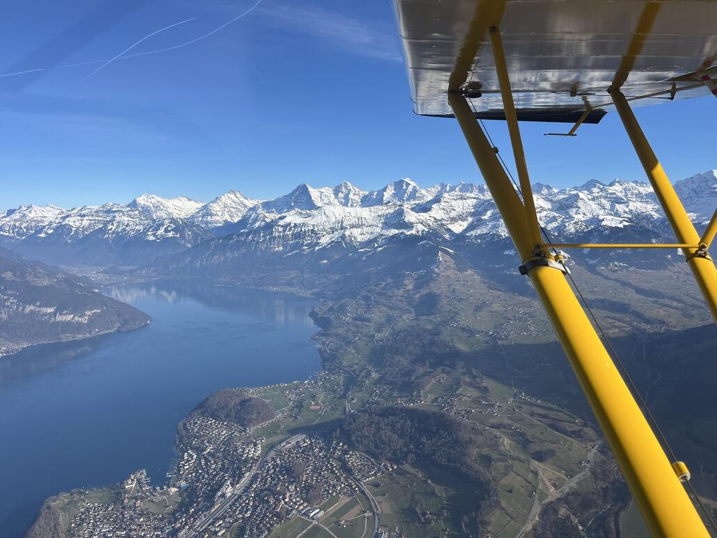 Sinkflug am Thunersee vorbei