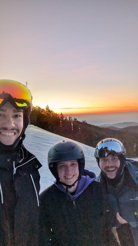 Moritz in der Mitte steht zum ersten Mal seit Kindesalter wieder auf Ski :D