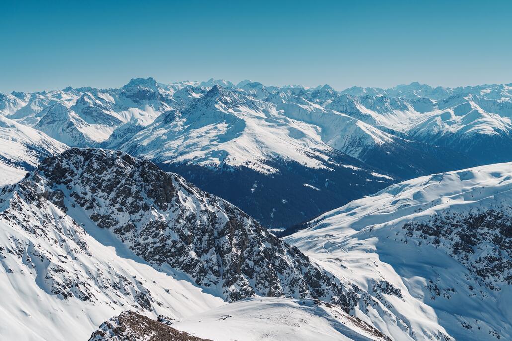 Am Horizont sieht man Palü und Bernina.