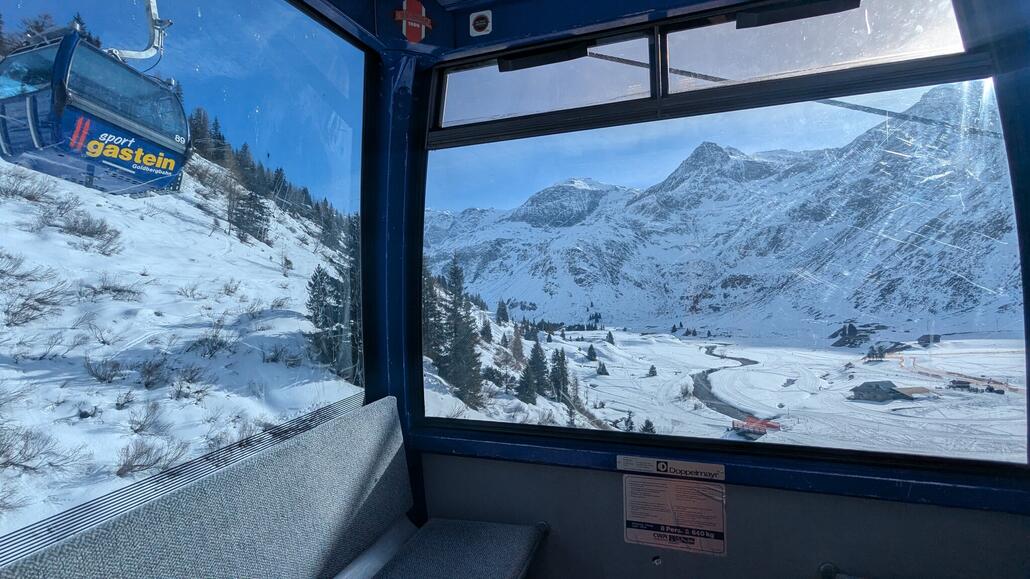 Geschafft! 15:25 Einstieg in die Goldbergbahn zum Kreuzkogel. Im Hintergrund das Schareck, wo vor 50 Jahren schon die Stützen einer Seilbahn standen, die von hier unten aus dort hoch geführt hätte. Traurig dass es nichts geworden ist.