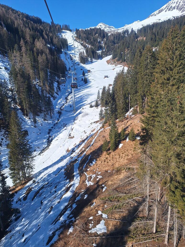 Bergfahrt mit der neuen Komperdellbahn.