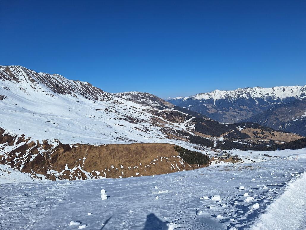 Blick vom Lazid zum Bereich Komperdell - Plansegg. Die Südhänge sind bereits aper.