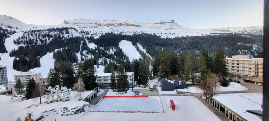 Der Ausblick von der Wohnung war großartig. Die Piste in der Mitte ist für mich die beste in Flaine, aber leider war sie die ganze Woche über für Slalom-Training reserviert.