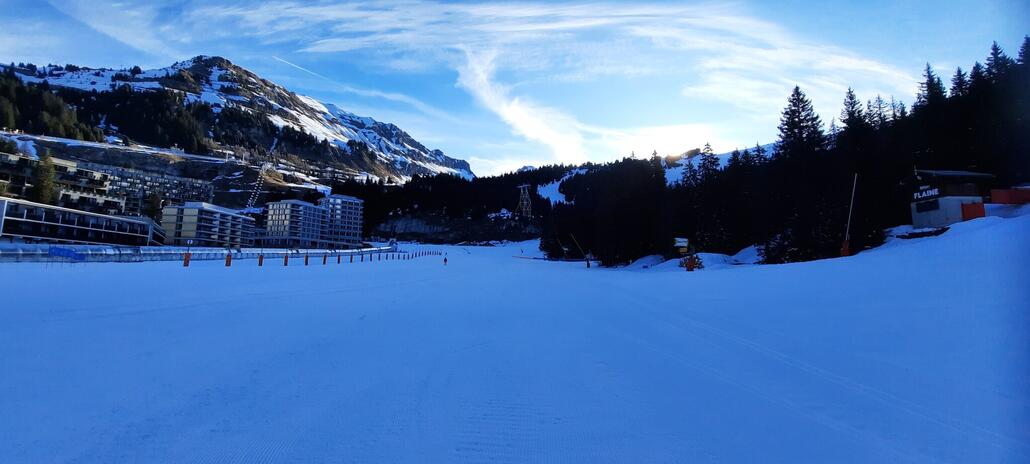 ca um 08.45 Flaine Front de Neige liegt noch im Schatten....