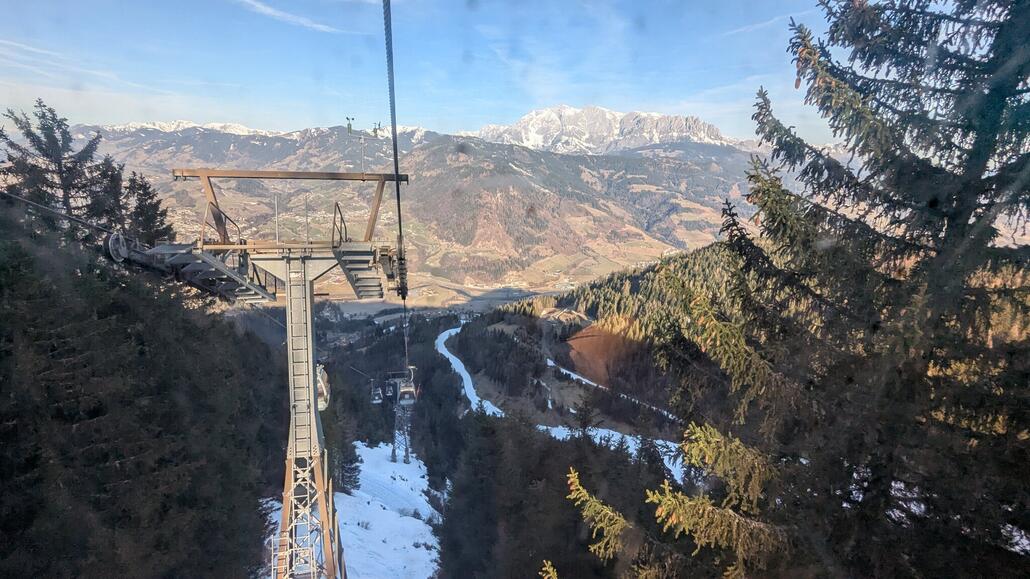 Start in Alpendorf, aufwärts durch grüne Frühlings Landschaften