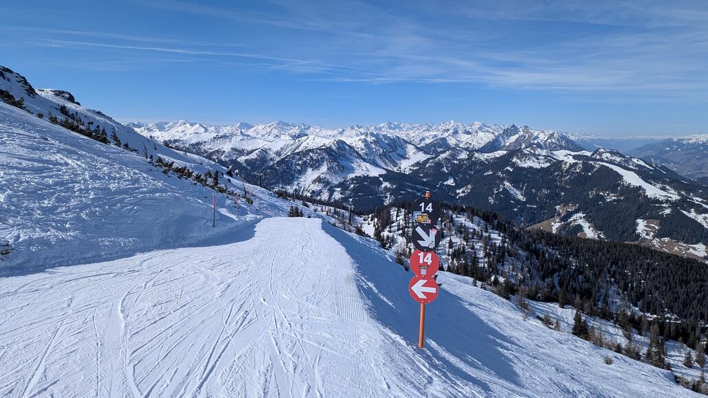 Direkt neben der Bergstation kommt die Verbindungsbahn zum Shuttle Berg vorbei. Leider ohne Zwischenstation...