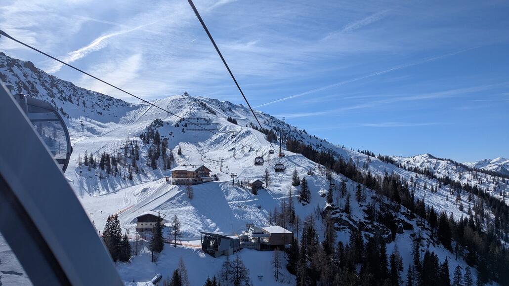 So muss man vom Topliner die kurze Pendelbahn zurück nehmen um zum Panorama Link zu kommen. Obwohl er direkt eine Piste überführt, bei der man eine Zwischenstation hätte bauen können.