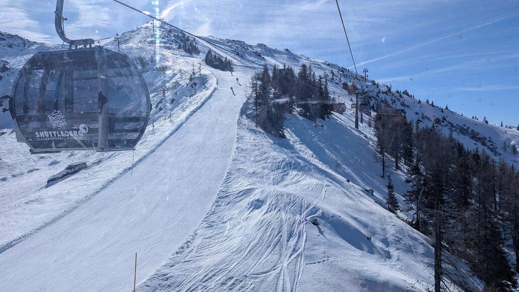 Hier hätte ich die Zwischenstation platziert. So könnte man hier in Richtung Shuttle Berg einsteigen wenn man am Topliner fährt. Und vom Shuttle Berg aus könnte man hier wieder aussteigen um weniger Zeit in der Gondel zu verbringen. Man erreicht zwar aktuell auch von der Endstation den Topliner und die Flying Mozart Mittelstation, aber man würde beides auch von hier aus erreichen auf den bestehenden Pisten.