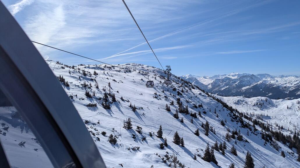 Und Schade auch dass dieses recht hoch gelegen schöne Gelände nicht erschlossen wurde. Da sind natürlich die "Umweltschützer" im Weg gewesen, aber die angesprochenen Zwischenstation ist wohl am fehlenden Willen oder Geld gescheitert