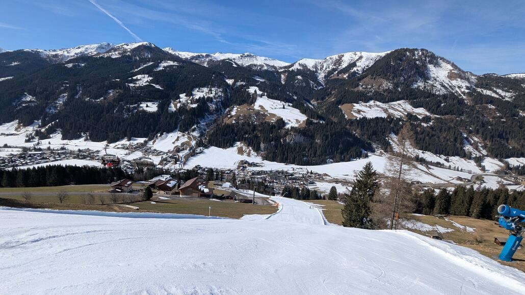 Abfahrt nach Kleinarl - im Hintergrund sieht man die Trasse zu einer Seilbahn zur Kleinarler Hütte. Gibt's die Seilbahn noch, oder ist sie nur für Material?