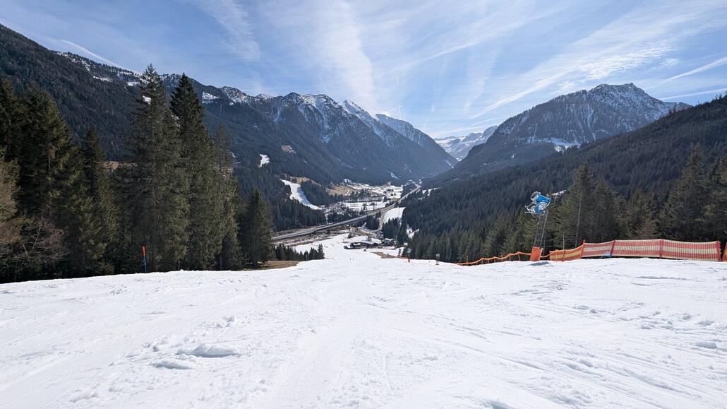 Sulz Schlacht auf der Talabfahrt vom Shuttle Berg in Richtung Zauchensee. Im Hintergrund die Tauernautobahn. Direkt unten am Ende der Skibus wartet ein Skibus in Richtung Highliner Bahn in Richtung Zauchensee. Der Bus fährt nach zwei Minuten warten direkt ab, obwohl ich der einzige im Bus bin, und kurz bevor ich angekommen bin der vorherige Bus abgefahren ist. Die Fahrt selbst dauert nur 4 Minuten unter der Tauernautobahn durch. Meiner Meinung nach ist das schon die Perfekte Verbindung, da bringt eine Seilbahnverbindung keinen Mehrwert.