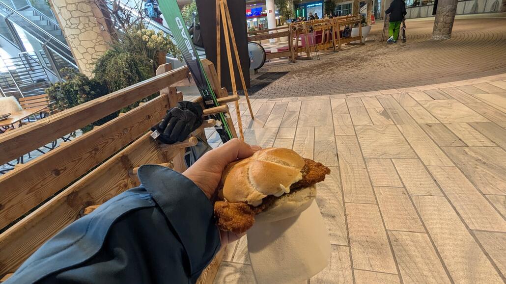 In der Talstation des Highliners gibt es eine Metzgerei mit Schnitzel Brötchen für 4,10€, genial!