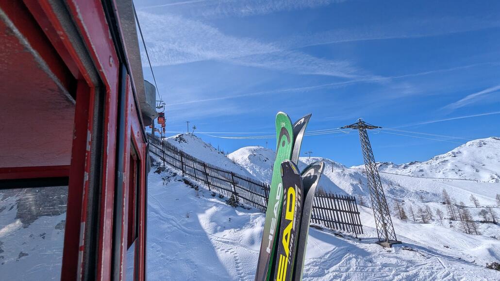 Nostalgisch geht es auf den höchsten Punkt im Skigebiet und einem richtigen "Berg". Und trotzdem fährt die alte Schwarzwand Bahn schnell als so manche moderne Gondelbahn im Sparbetrieb