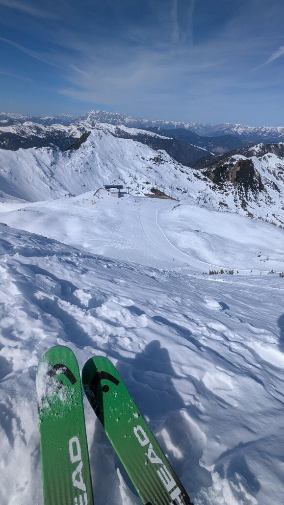 Das Verbotsschild keine Skier mit hoch zu nehmen habe ich "nicht gesehen". Zim Glück fährt die Bahn auch ohne Personal wie eine Aufzug :D