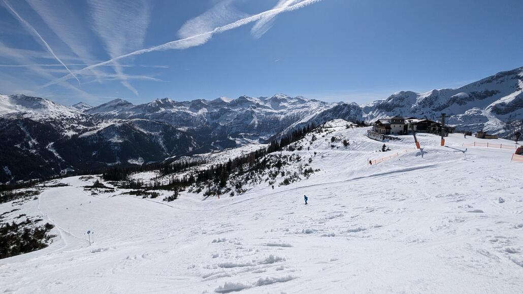 Tolles Panorama und gemütlich Carving Piste am Schlepplift ganz am äußersten Ende beim Taurnkar. Das Tal dort unten führt nach Obertauern.