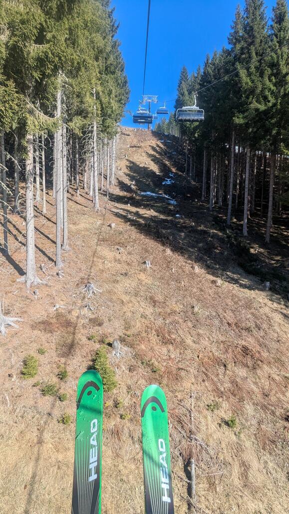 Sommerliche Bergfahrt mir dem Lumberjack Shuttle - trotz Snowboard Klientel mit einzelnen Fußrastern