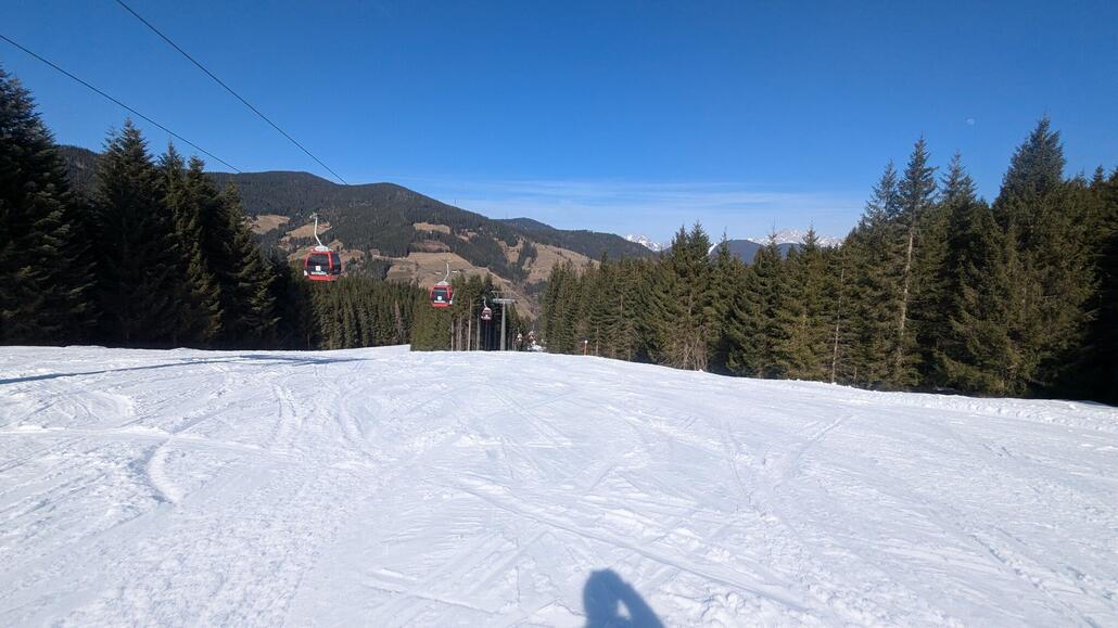Weißer zurück in Flachau. Schöne Rote Piste an der Roten 8er Gondel. Es kommt etwas Kronplatz Feeling auf, mit den vielen Liften die aus unterschiedlichen Richtungen auf den Zentralen Berg hoch gehen, und den Bett trassierten Wald Abfahrten