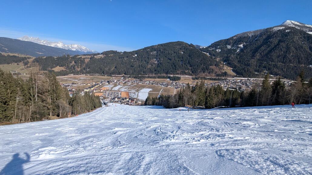 Nächste Talabfahrt zum Achterjet. Hier auch eine Sulz Schlacht, allerdings kann man am rand der Piste im kurz Schwung Recht zügig durch. Auch bitter nötig, denn die Lifte fahren wieder viel langsamer alle als sie könnten. Ich musst jetzt schon aus Zeitgründen 4 relevante Lifte absagen, und zwar jeweils Starjet und Spacjet 1+2. Auch wird es jetzt noch spannend mit der Rückkehr nach Alpendorf. Es ist gerade 15 Uhr und ich bin etwa 2/3 den Achterjet oben...