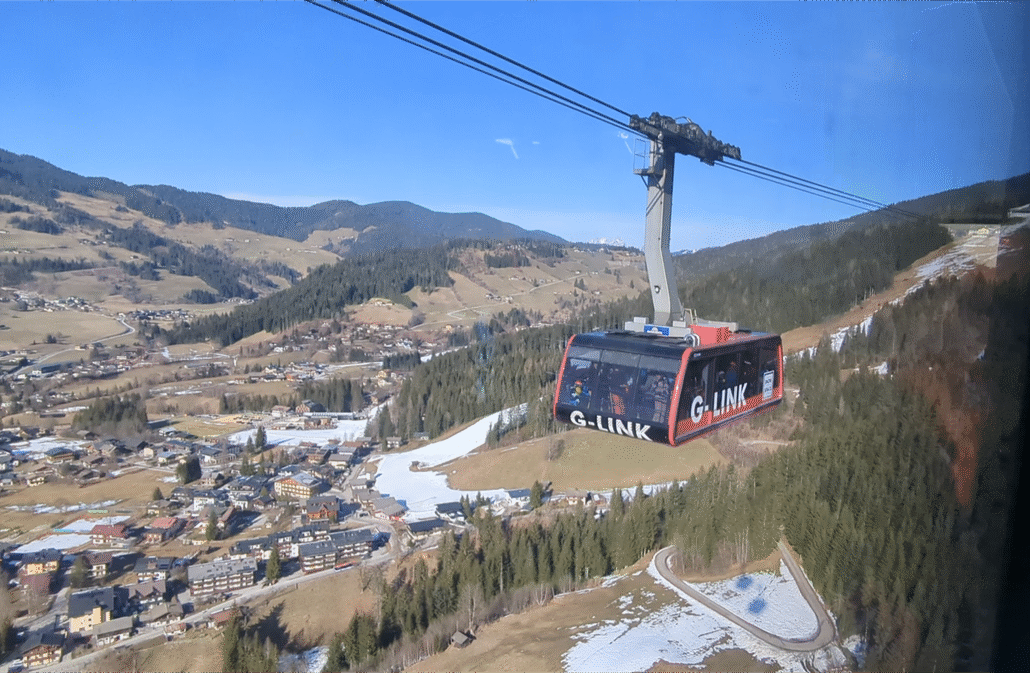 Perfektes Timing, direkt die gleich abfahrende Gondel bekommen! Ich musste zwar Flying Mozart Sektion 1 (das weiße Schneeband im Hintergrund) auslassen, aber dafür bin ich jetzt perfekt wieder im Zeitplan! 15:25 drüben angekommen.