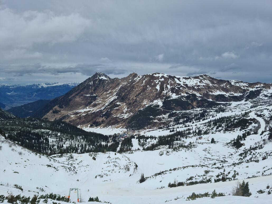 Blick von der Gläserbodenlift Bergstation fast über ganze Skigebiet