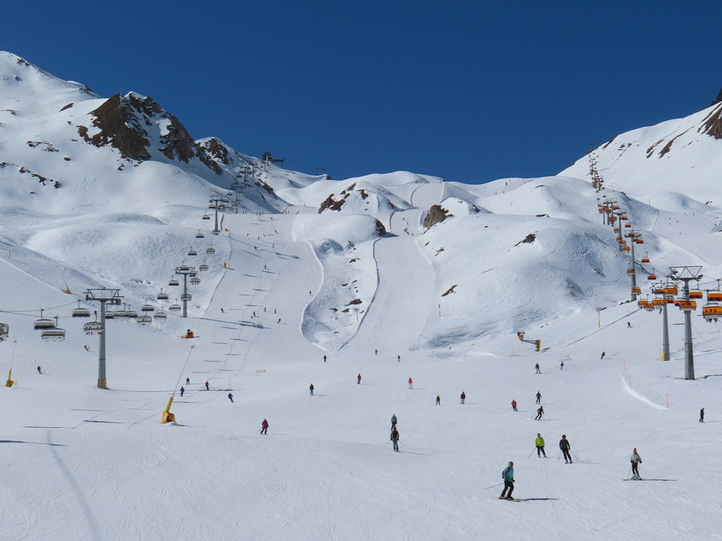 Blick von der Alp Trida in Samnaun nach oben zwischen der Flimsattelbahn und der Viderjochbahn 1