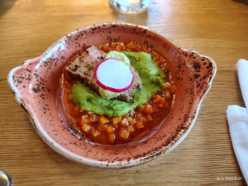 Kalbsrücken mit Erbsenpüree und Gemüsesalsa