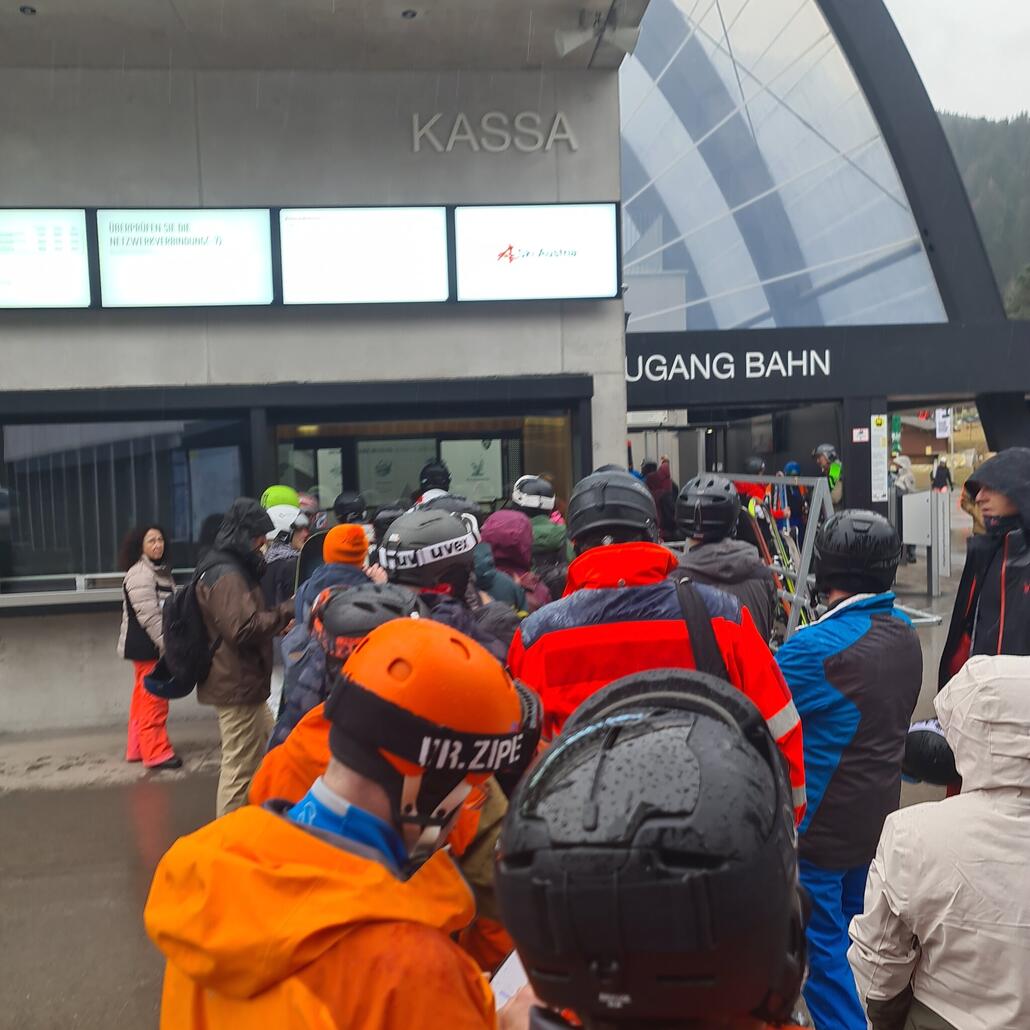 Server tod. Vorbestellter und bereits bezahlter Skipass geht nicht, gegen Barzahlung muss ein neuer gekauft werden. Keine Kreditkartenzahlung möglich. Bares ist wahres...Rückerstattung kostet auch noch 8 Euro Aufwandentstädigung oder hat die Kassiererin am Nachmittag  in St.Gallenkirch evtl. es gar in den eigenen Sack gesteckt?